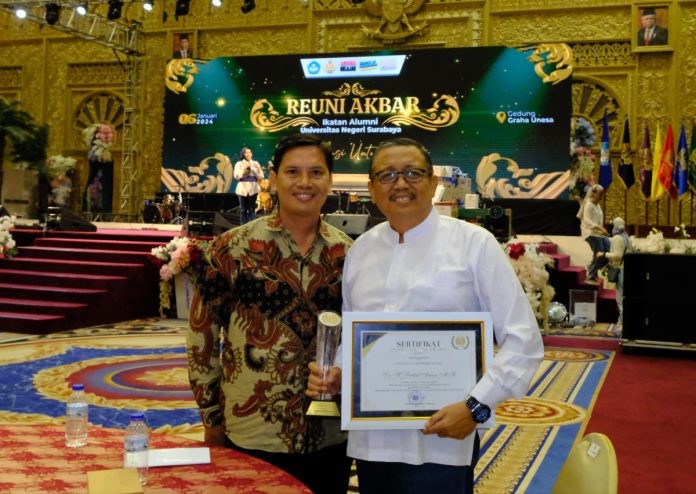 Rektor Universitas Nahdlatul Ulama Sidoarjo (Unusida) raih penghargaan dari Alumni Unesa Award sebagai tokoh pendidikan/Foto: Istimewa