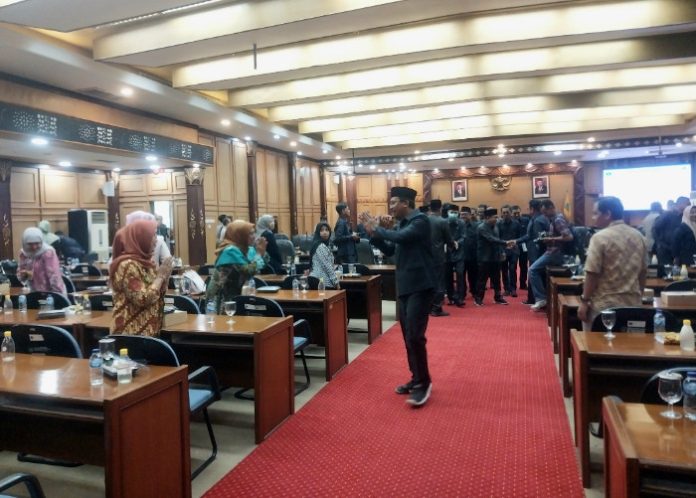 FOTO: Bupati Sidoarjo Ahmad Muhdlor Ali disaat menyapa sejumlah ASN usai Rapat Paripurna DPRD Sidoarjo selesai/Foto: Ipung Syaiful