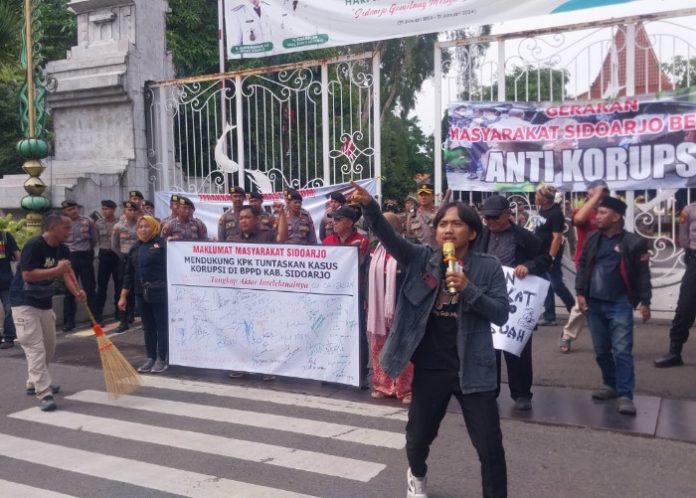 FOTO: Salah satu massa aksi saat orasi dukungan untuk KPK usut tuntas kasus korupsi di Sidoarjo di depan pintu gerbang Pendopo Delta Wibawa/Foto: Ipung Syaiful