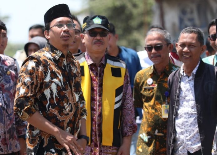 FOTO; Bupati Sidoarjo Ahmad Muhdlor Ali bersama Kepala Dinas Pekerjaan Umum Bina Marga dan Sumber Daya Air (DPUBMSDA) Dwi Eko Saptono saat sidak jalan beton di Buduran Sidoarjo/Foto: Istimewa