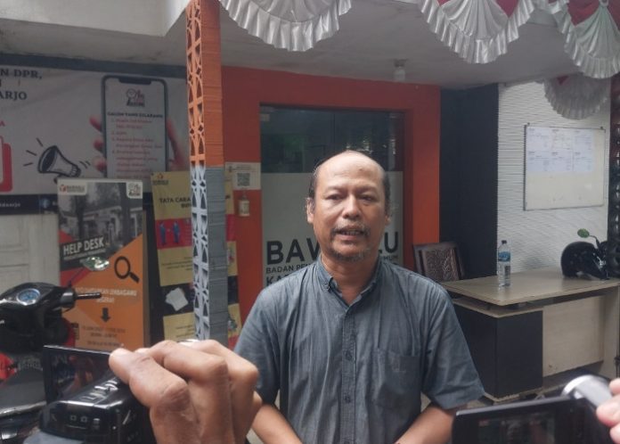 FOTO: Ketua Bawaslu Sidoarjo Agung Nugraha saat diwawancarai awak media terkait pemanggilan Bupati Ahmad Muhdlor Ali/Foto: Ipung Syaiful