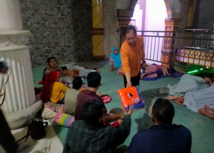 FOTO: Kepala BPPD Sidoarjo Dwijo Prawito saat memberikan bantuan logistik korban banjir di Kecamatan Waru/Foto: Istimewa