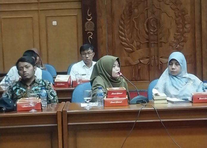 FOTO: Salah satu keluarga pasien HD RS Anwar Medika saat wadul ke Komisi D DPRD Sidoarjo/Foto: Ipung Syaiful