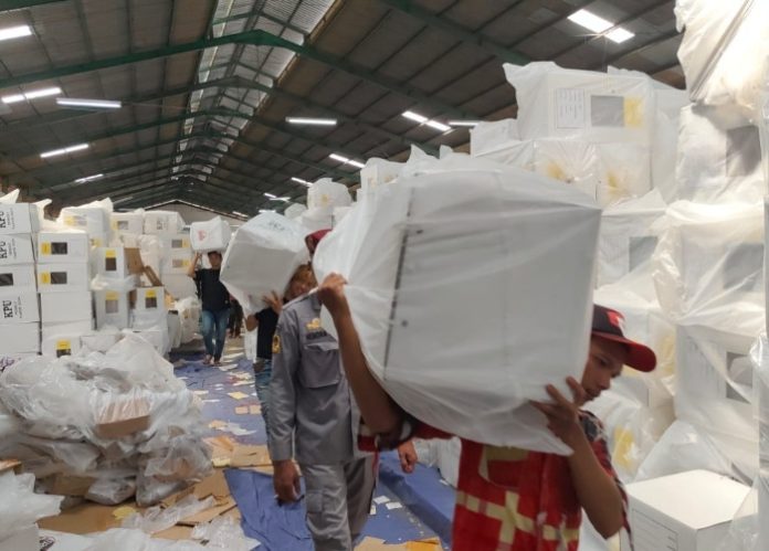 Tahap pertama pendistribusian logistik Pemilu 2024 oleh KPU Sidoarjo/Foto: Ipung Syaiful