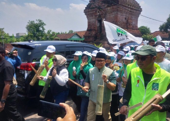 FOTO: Cawapres Nomor Urut 1 A Muhaimin Iskandar saat patrol pengamanan suara di kawasan Candi Pari, Kecamatan Porong Sidoarjo/Foto: Ipung Syaiful