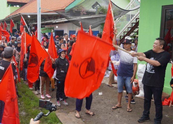 Caleg DPRD Jatim Hari Yulianto saat mengadakan jalan sehat sebagai penutup kampanye Pilpres dan Pileg 2024 di Waru Sidoarjo/Foto: Ipung Syaiful