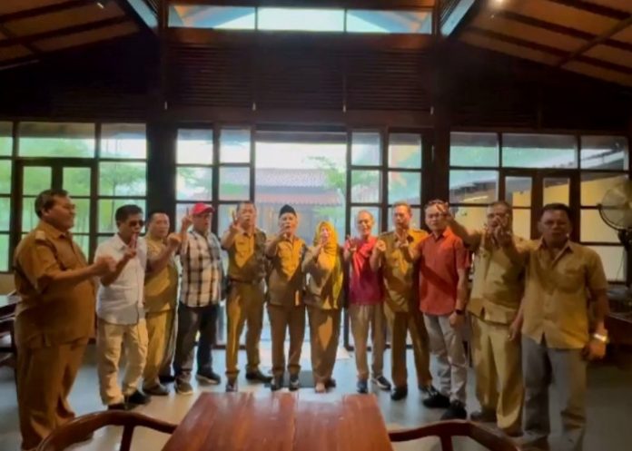 Belasan Kepala Desa di Kecamatan Buduran saat deklarasi nderek bupati dukung Prabowo Gibran/Foto: Istimewa