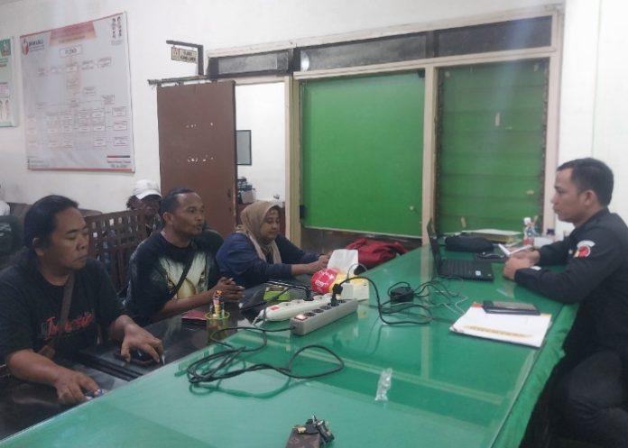 Komunitas Kawal Pemilu Jurdil Sidoarjo saat melaporkan belasan kades Kecamatan Buduran yang diduga melakukan deklarasi dukung Prabowo Gibran/Foto: Ipung Syaiful Komunitas Kawal Pemilu Jurdil Sidoarjo saat melaporkan belasan kades Kecamatan Buduran yang diduga melakukan deklarasi dukung Prabowo Gibran/Foto: Ipung Syaiful
