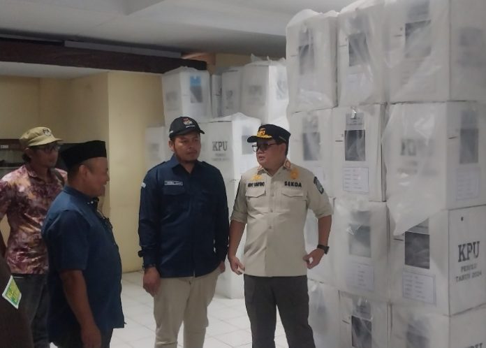 Plh Gubernur Jatim Adhy Karyono (kanan) di dampingi KPU Jatim dan KPU Sidoarjo saat meninjau gudang logistik Pemilu 2024 di Kantor Kecamatan Buduran/Foto: Ipung Syaiful