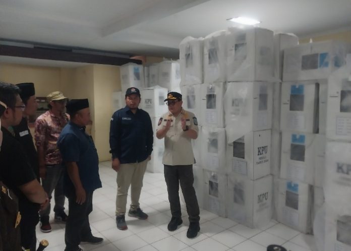 Plh Gubernur Jatim Adhy Karyono saat sidak kesiapan Pemilu 2024 di Sidoarjo/Foto: Ipung Syaiful