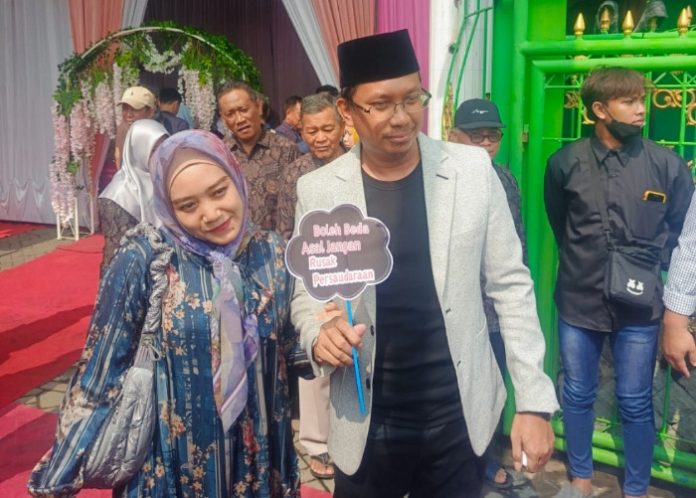 Bupati Sidoarjo Ahmad Muhdlor Ali bersama Ning Sasha usai nyoblos di TPS 09 Desa Kenongo, Kecamatan Tulangan/Foto: Ipung Syaiful