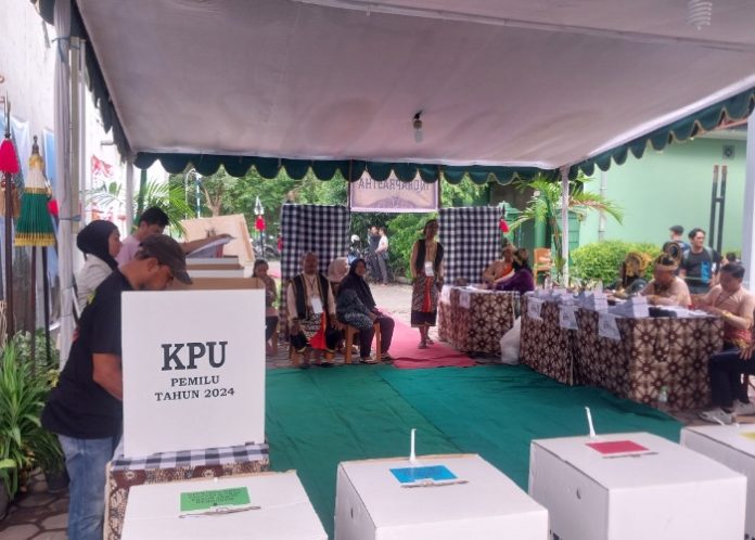 Semua Petugas TPS 01 Kelurahan Magersari Kompak mengenakan baju adat Pandawa Lima/Foto: Ipung Syaiful