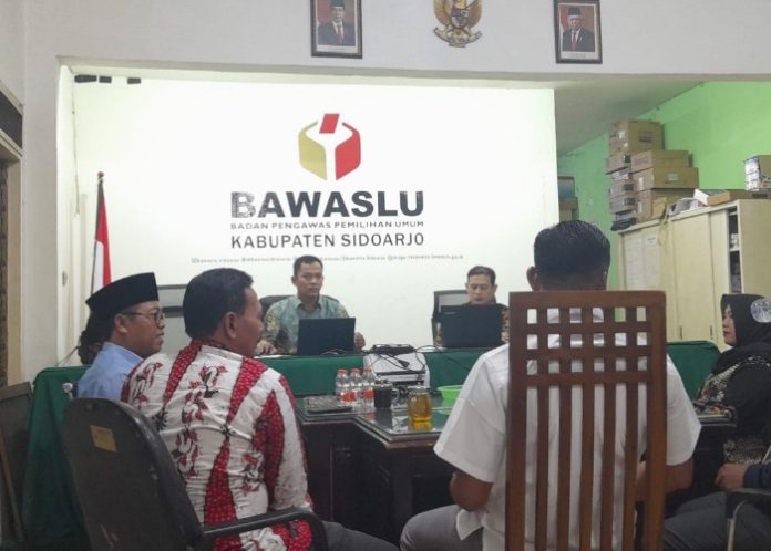 Sejumlah kades di Kecamatan Buduran yang ikut deklarasi dukung Prabowo menghadiri pemeriksaan Bawaslu Sidoarjo/Foto: Ipung Syaiful
