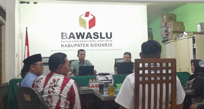 Sejumlah kades di Kecamatan Buduran yang ikut deklarasi dukung Prabowo menghadiri pemeriksaan Bawaslu Sidoarjo/Foto: Ipung Syaiful