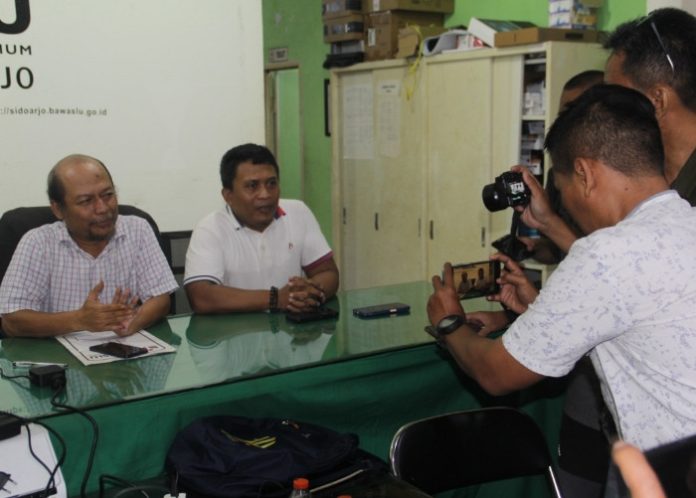Ketua Bawaslu Sidoarjo Agung Nugraha bersama Moeh Arief anggota Bawaslu Sidoarjo saat diwawancarai awak media/Foto; Ipung Syaiful