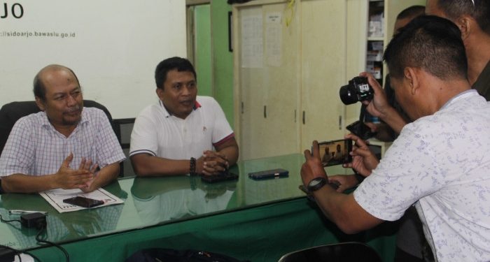 Ketua Bawaslu Sidoarjo Agung Nugraha bersama Moeh Arief anggota Bawaslu Sidoarjo saat diwawancarai awak media/Foto; Ipung Syaiful