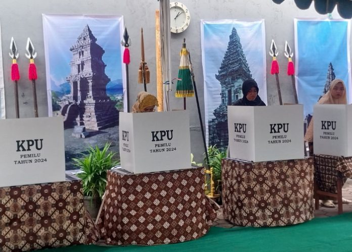 Warga saat mencoblos di TPS 01 Kelurahan Magersari Sidoarjo pada Pemilu 2024/Foto: Ipung Syaiful