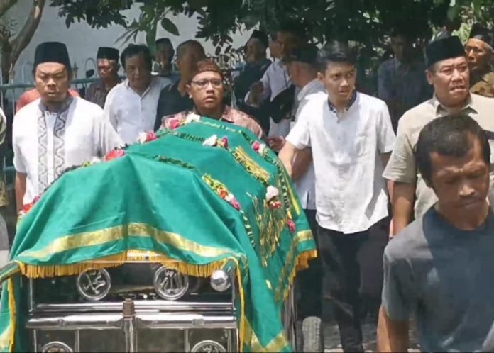 Jenazah Almarhum Sutony saat mau dimakamkan di pemakaman umum Desa Lebo Sidoarjo/Foto: Ipung Syaiful