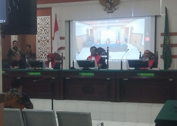 Kades Ifanul Ahmad Irfandi saat menjalani sidang tuntutan atas kasus pelanggaran UU Pemilu di PN Sidoarjo/Foto: Ipung Syaiful