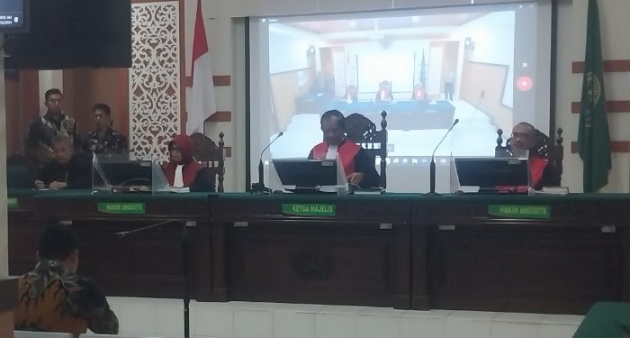 Kades Ifanul Ahmad Irfandi saat menjalani sidang tuntutan atas kasus pelanggaran UU Pemilu di PN Sidoarjo/Foto: Ipung Syaiful