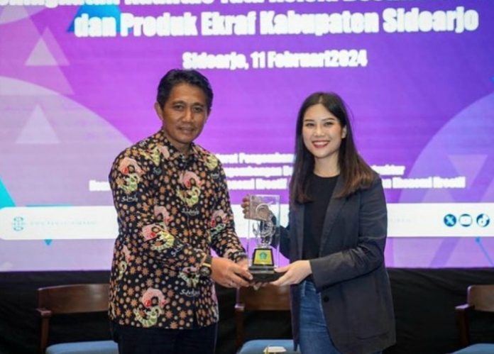 Kepala Disporapar Sidoarjo Yudhi Iriyanto bersama Wamen Parekraf Angela Herliani saat Bimtek tata kelola destinasi pariwisata/Foto: Dok. Disporapar Sidoarjo