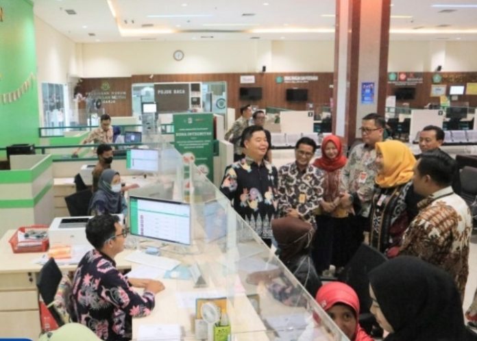 Kepala Dispendukcapil Sidoarjo Reddy Kusuma saat mendampingi Dirjen Dukcapil Kemendagri di MPP Sidoarjo/Foto: Istimewa