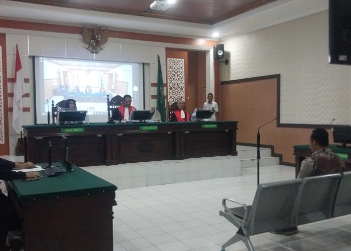 Terdakwa Kades Tarik Ifanul Ahmad Irfandi saat mengikuti sidang putusan atas pelanggaran pidan pemilu di ruang Kartika PN Sidoarjo/Foto: Ipung Syaiful