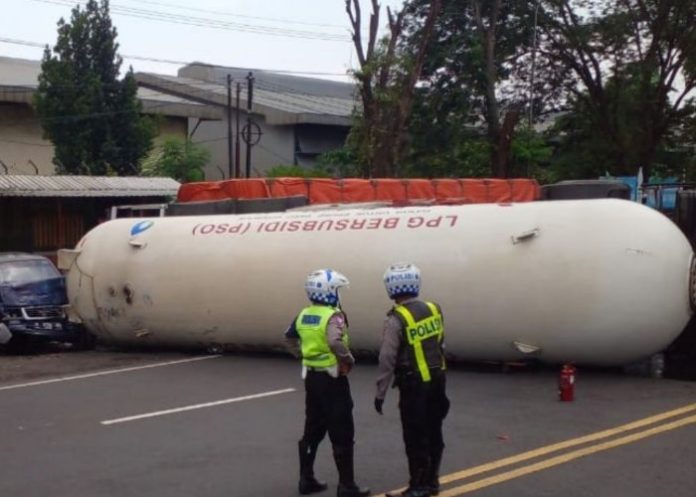 Truk tangki Pertamina terguling di jalan raya Mojokerto Surabaya/Foto: Istimewa