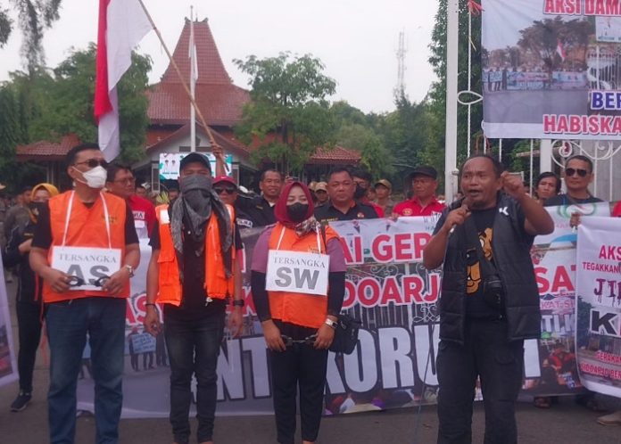 FOTO: Gerakan Masyarakat Sidoarjo Anti Korupsi saat gelar aksi teatrikal SW dan AS sambil berorasi di depan Pendopo Delta Wibawa/Foto: Ipung Syaiful