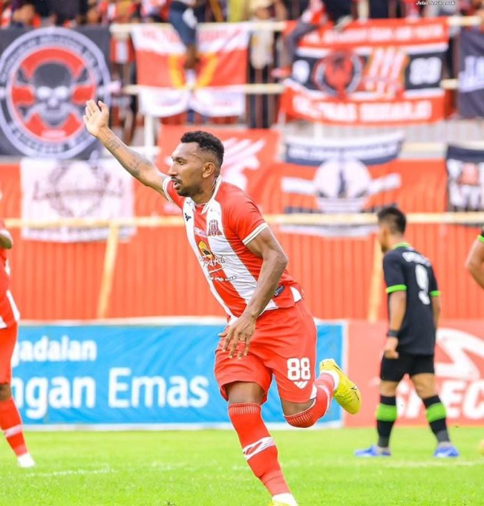 FOTO: Pemain Deltras FC, Patrick Wanggai saat menghadapi FC Bekasi City/Foto: Istimewa