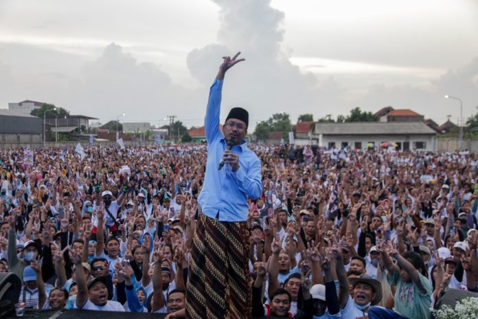 FOTO: Ahmad Muhdlor Ali saat mengajak ribuan peserta deklarasi santri nderek kiai berpose dua jari/Foto: Istimewa