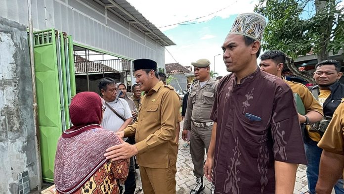 FOTO: Wabup Subandi saat menyambangi korban puting beliung di Kecamatan Prambon Sidoarjo/Foto: Istimewa