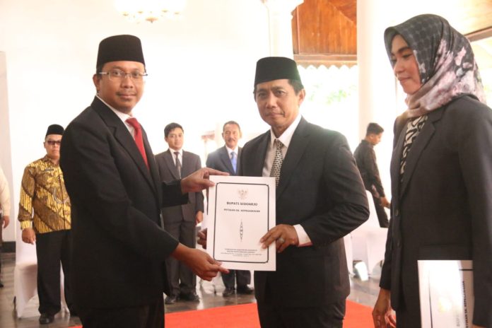 Bupati Sidoarjo Ahmad Muhdlor Ali saat menyerahkan SK Pengangkatan Yudhi Iriyanto sebagai Kepala Disporapar Sidoarjo/Foto: Ipung Syaiful