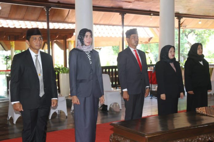 Bupati Sidoarjo Ahmad Muhdlor Ali saat melantik sejumlah pejabat di lingkungan Pemkab Sidoarjo/Foto: Ipung Syaiful