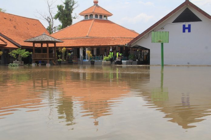 Halaman SMPN 2 Tanggulangin yang terendam banjir. Kondisi ini terjadi setiap masuk musim penghujan/Foto: Ipung Syaiful