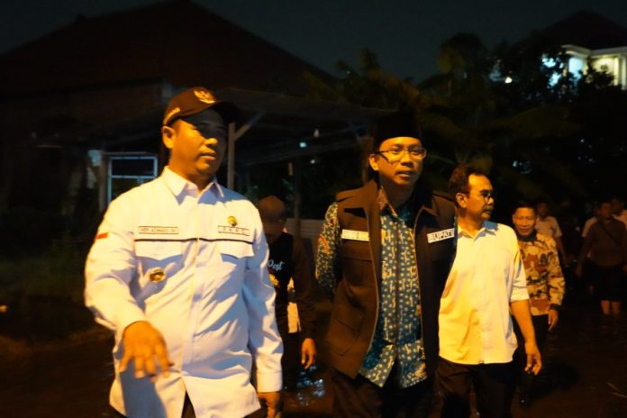 Bupati Sidoarjo Ahmad Muhdlor Ali saat meninjau banjir di sejumlah titik di Kecamatan Tanggulangin/Foto: Diskominfo Sidoarjo