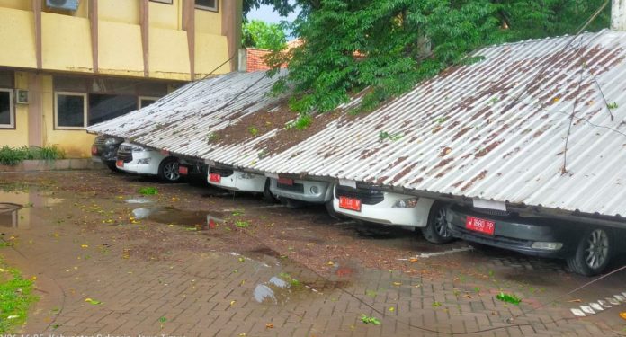 7 mobil dinas di parkiran area setda Sidoarjo tertimpa atap parkiran akibat angin kencang /Foto: istimewa