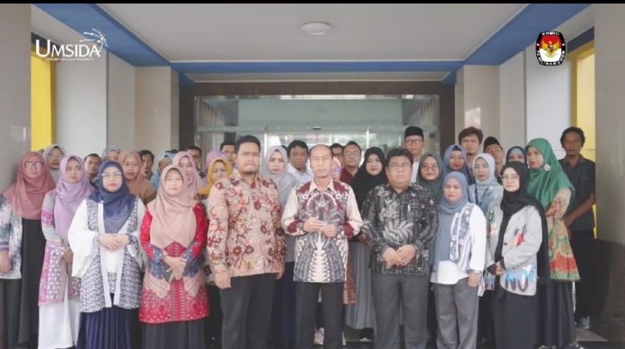 Civitas akademika Universitas Muhammadiyah Sidoarjo (Umsida) berkomitmen mensukseskan Pemilu Damai 2024 dan mengajak elemen masyarakat tidak mudah terprovokasi yang dapat memecah belah persaudaraan / foto: istimewa