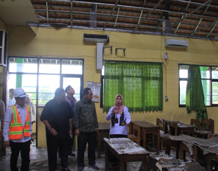 Rombongan Komisi D DPRD Sidoarjo saat sidak di SDN Sumput yang tiga ruang kelas rusak akibat hujan deras dan angin kencang/istimewa