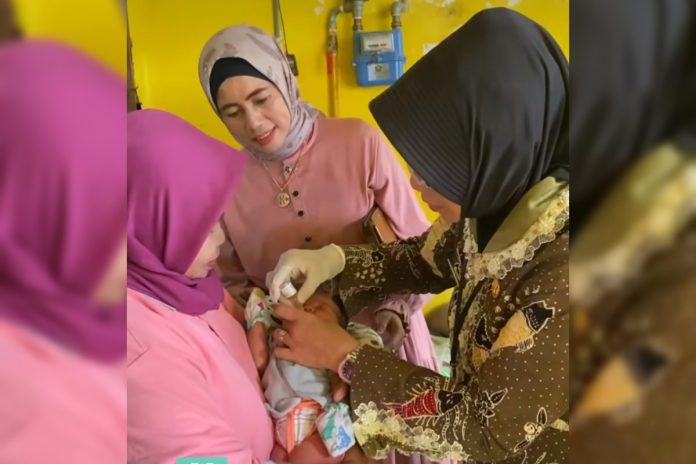 Dinas Kesehatan Sidoarjo saat melakukan Sub PIN Polio di Desa Kedungbanteng Kecamatan Tanggulangin yang terendam banjir/Foto: Istimewa
