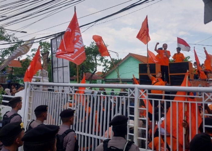 Massa dari Partai Buruh saat demo di depan KPU Sidoarjo/Foto: Ipung Syaifulah