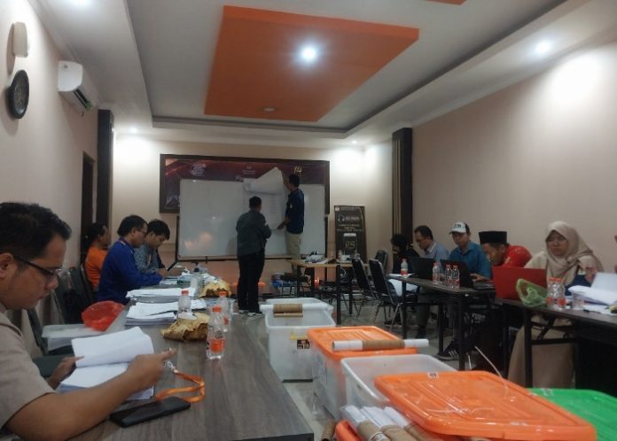 KPU Sidoarjo saat melaksanakan penghitungan suara di Kecamatan Porong dengan membuka Plano/Foto: Ipung Syaiful