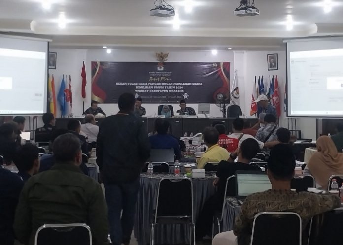 Protes saksi PAN sesaat sebelum diputuskan penghitungan suara Caleg DPRD Jatim ditunda/Foto: Ipung Syaiful