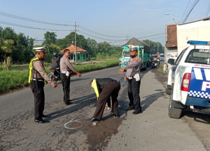 Petugas kepolisian saat melakukan olah TKP korban tabrak lari di Dungus, Sukodono Sidoarjo/Istimewa