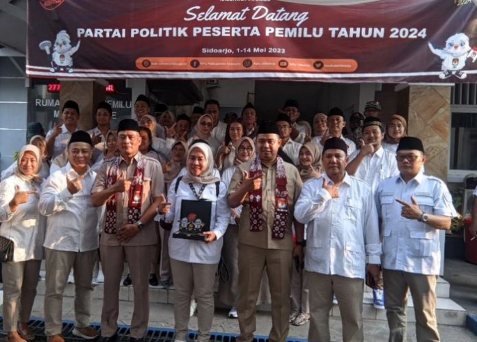 Ketua DPC Partai Gerindra, Kayan beserta pengurus dan anggota saat mendaftarkan caleg Partai Gerindra ke KPU Sidoarjo/dok. Istimewa