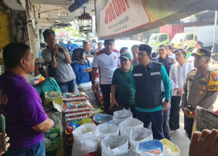 Bupati Sidoarjo Ahmad Muhdlor bersama Forkopimda dan Kepala Kantor Bulog Cabang Surabaya Utara Sugeng Hardono saat meninjau stok beras di Pasar Larangan/Foto: istimewa