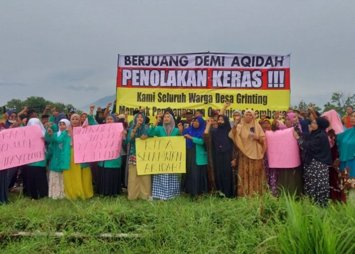 Ratusan warga Desa Grinting Kecamatan Tulangan saat unjuk rasa menolak pembangunan sekolah Hidayatulloh/Foto: Ipung Syaiful