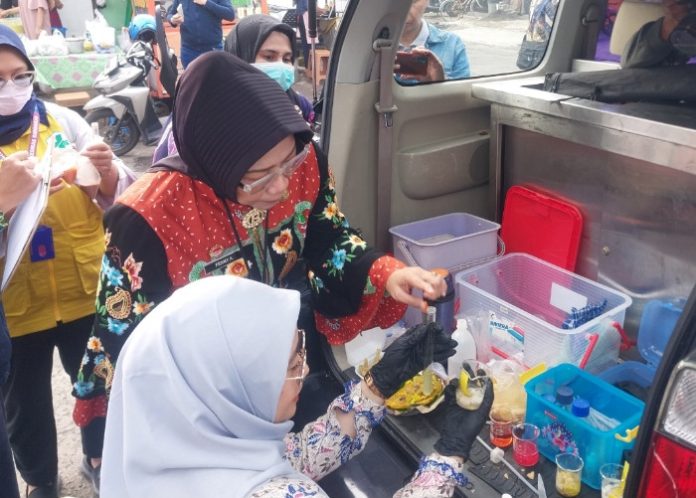 Kepala Dinkes Sidoarjo Fenny Apridawati bersama BPOM Jatim saat mengecek mamin takjil di Taman Pinang Gading Fajar Sidoarjo/Foto: Ipung Syaiful