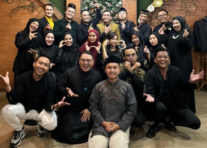 Foto bersama anggota Sidoarjo MC Club bersama Aldi Khalid designer muda usai diskusi santai Bikin Outfit Keren dengan Mix and Match Busana/Foto: Ipung Syaiful