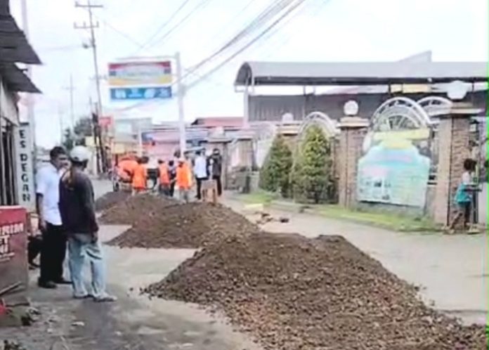 Jalan rusak di Dusun Keling, Desa Jumputrejo Kecamatan Sukodono yang sempat ditanami pohon pisang kini sudah mulai diperbaiki/Foto: Istimewa